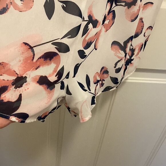 Two Arrows NWOT Floral Romper Jumpsuit with Long Sleeve. Size XS. - Picture 6 of 8